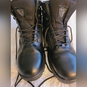 Mens size 12 Skechers work boots